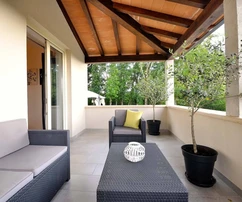 Rodinný dům s bazénem na prodej v klidné vesnici u Poreče v Chorvatsku