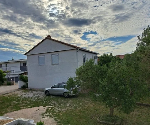 Propriété familiale à 450 mètres de la mer