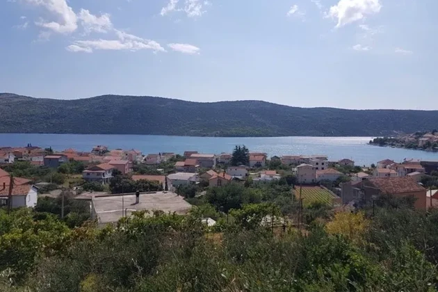 Marina, Poljica, działka budowlana 1850 m2, 150 m od morza