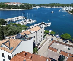 Első sorban a tengerparton található lakás eladó Medulinban Horvátországban