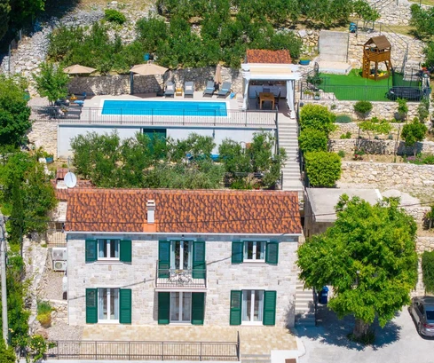 Maison à vendre à Omiš, Borak, offrant une vue sur la mer en Croatie