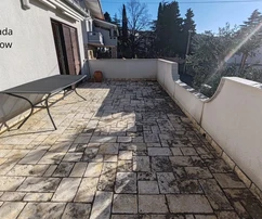 Vzácná příležitost! Omišalj - terasa a výhled na moře, 50 m k pláži!
