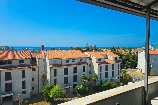 APARTMENT NEAR THE CENTER OF THE CITY AND THE BEACH WITH A PANORAMIC VIEW OF THE SEA AND THE TOWN OF POREČ