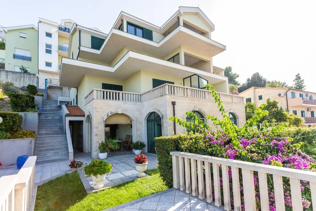 Apartmenthaus mit Meerblick steht zum Verkauf in Kroatien