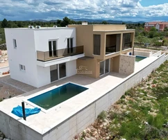 Vodice, Srima - Doppelhaushälfte S1 mit Pool, 270 m vom Strand entfernt