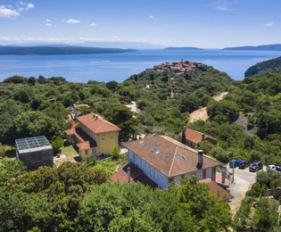 Cres, Beli, investiční příležitost, penzion se 13 pokoji, byt majitele, 14 koupelen