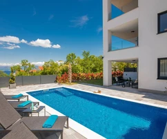Luxury ground floor apartment with sea view