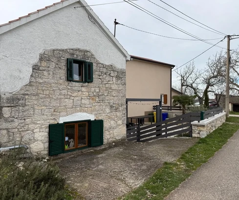 Istrien, Sveti Petar u Šumi: Steinhaus mit hof