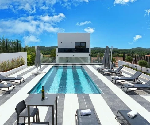 Bellissima villa moderna in un ampio giardino con piscina e vista sul mare, Sveti Lovreč, ISTRIA