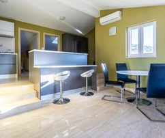 Na predaj priestranný dom v prvej línii pri mori v Rogoznici v Chorvátsku