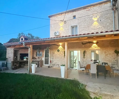 Barban - Authentic stone house with heated pool and sports facilities