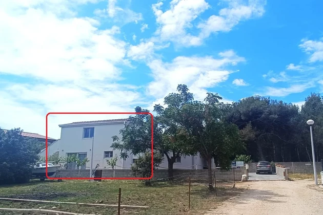 Dos apartamentos en una casa con jardín disponibles