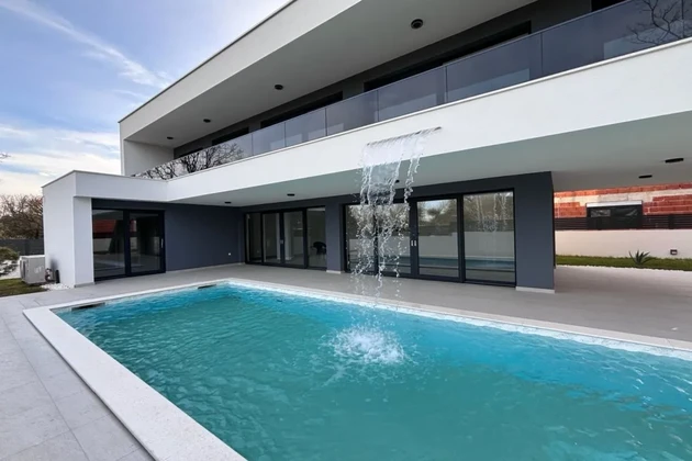 NEW MODERN VILLA WITH SWIMMING POOL AND GARDEN, 1000 M FROM THE SEA!