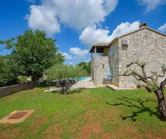Istrien, Sveti Lovrec: Steinvilla mit Pool und Garten