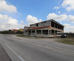 Obchodně-obytný dům na pozemku 3046 m² u hlavní silnice Pag-Zadar