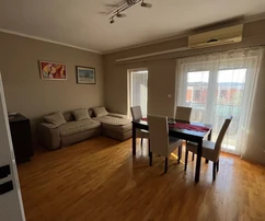 Čiovo, Okrug.G., due appartamenti di 121 m2 con un giardino di 397 m2, vicino al mare e alla spiaggia.