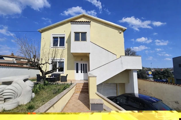 Istria, Pola: Casa con tre appartamenti e giardino