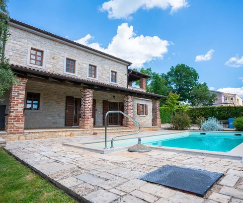 Isztria, Poreč környéke: Mediterrán kővilla medencével