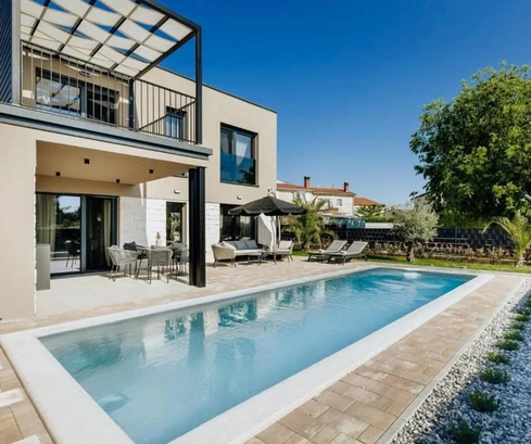 Moderna casa totalmente equipada con piscina en venta en Tar-Vabriga, Croacia