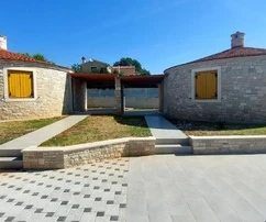 Pula and Vicinity: Enchanting traditional stone houses with pool