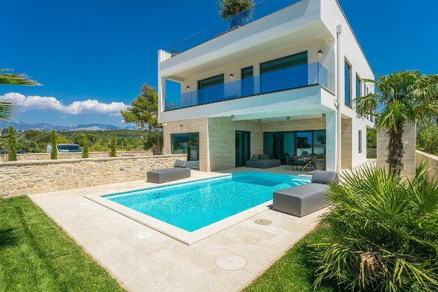 Beautiful luxury villa second row to the sea in the vicinity of Zadar