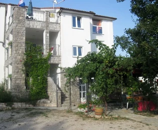 CASA INDEPENDIENTE CON SEIS VIVIENDAS Y VISTAS AL MAR!