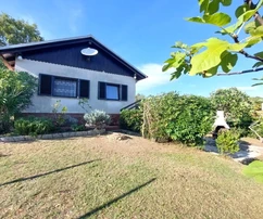 CASA INDEPENDIENTE EN UNA ZONA TRANQUILA, A 400 M DE LA PLAYA.