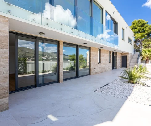 Moderne vile na prodaju u Okrugu s pogledom na more