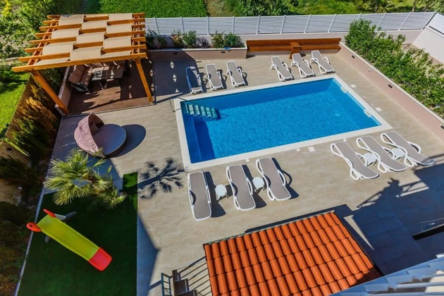 Willa z basenem na sprzedaż w Kaštel Lukšiću w Chorwacji