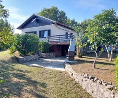 SAMOSTATNE STOJACI DOM V TICHEJ LOKALITE, 400 M OD PLÁŽE!