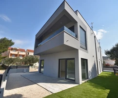 Žaborić – modernes Doppelhaus S1, 70 m vom Meer entfernt, Neubau mit Garten und Terrasse