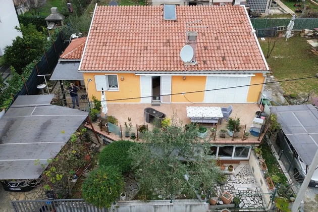 Umag, Murine, samostatně stojící dům se dvěma oddělenými byty v klidné lokalitě