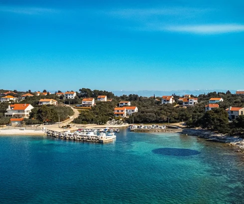Haus auf der Insel Ugljan mit Boot und Liegeplatz 50 Meter vom Meer entfernt