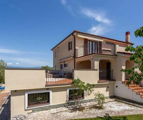 Krk, Dobrinj, villa rústica con piscina climatizada de 60 m², jacuzzi, sauna y gimnasio