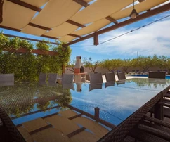 Residencia junto al mar en Banjole, Istria: casa espaciosa con piscina y garaje