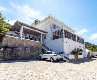 Prostrana kuća na prodaju s bazenom i pogledom