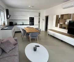 Luxusný dvojizbový apartmán v Ugljane so spoločným bazénom a letnou kuchyňou