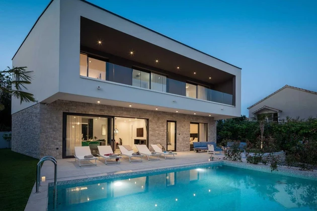 Villa de lujo en venta en Rogoznica directamente frente al mar en Croacia