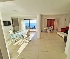 ATRATÍVNY APARTMÁN S BAZÉNOM A PANORAMATICKÝM VÝHĽADOM NA MORE, 200 M OD PLÁŽE!