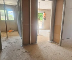 Trogir-Seget apartmán 66,7 m² se zahradou, v novostavbě, s garáží a výtahem