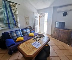 Incantevole casa adiacente al mare con cortile a Rogoznica