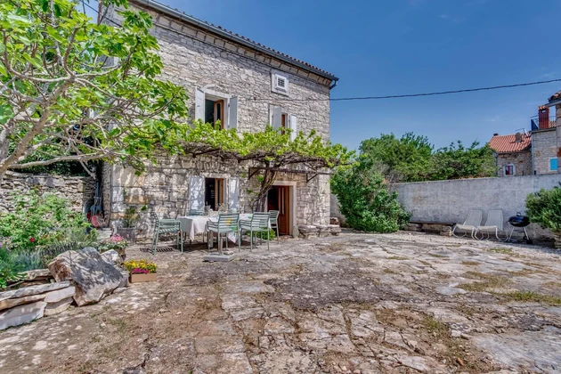 Domaine avec deux maisons en pierre et une piscine disponible à l'achat en Croatie