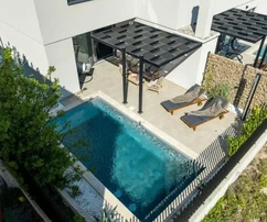 Proprietà per il relax con piscina e giardino curato
