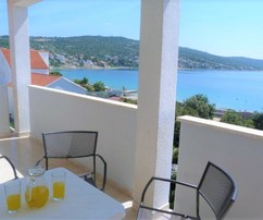 In Rogoznica befindet sich ein großzügiges Apartmenthaus nur 80 Meter vom Strand entfernt