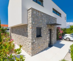 Villa moderna con piscina y vista al mar, en una ubicación tranquila!