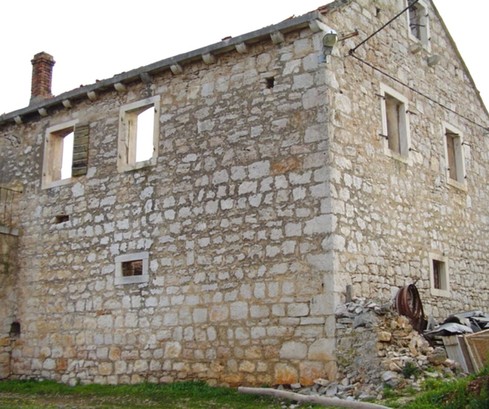 Historický kamenný dom so záhradou v Mirciach na Brači na predaj