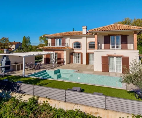 ATRATIVA VILLA RÚSTICA CON PISCINA, EN UNA ZONA TRANQUILA!