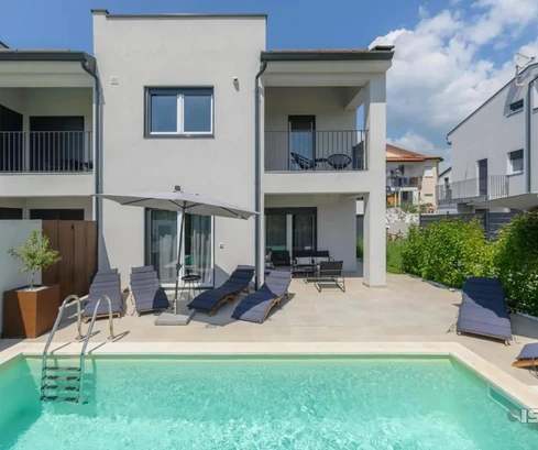 Istria, zona di Porec, casa a schiera 120 m² con piscina, sauna e attività di affitto turistico consolidata
