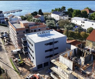 Penthouse nur 70 Meter vom Meer entfernt mit großzügiger Dachterrasse zu verkaufen in Kroatien