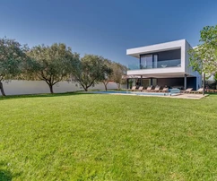 Modern villa with a swimming pool for sale in Vodnjan in Croatia